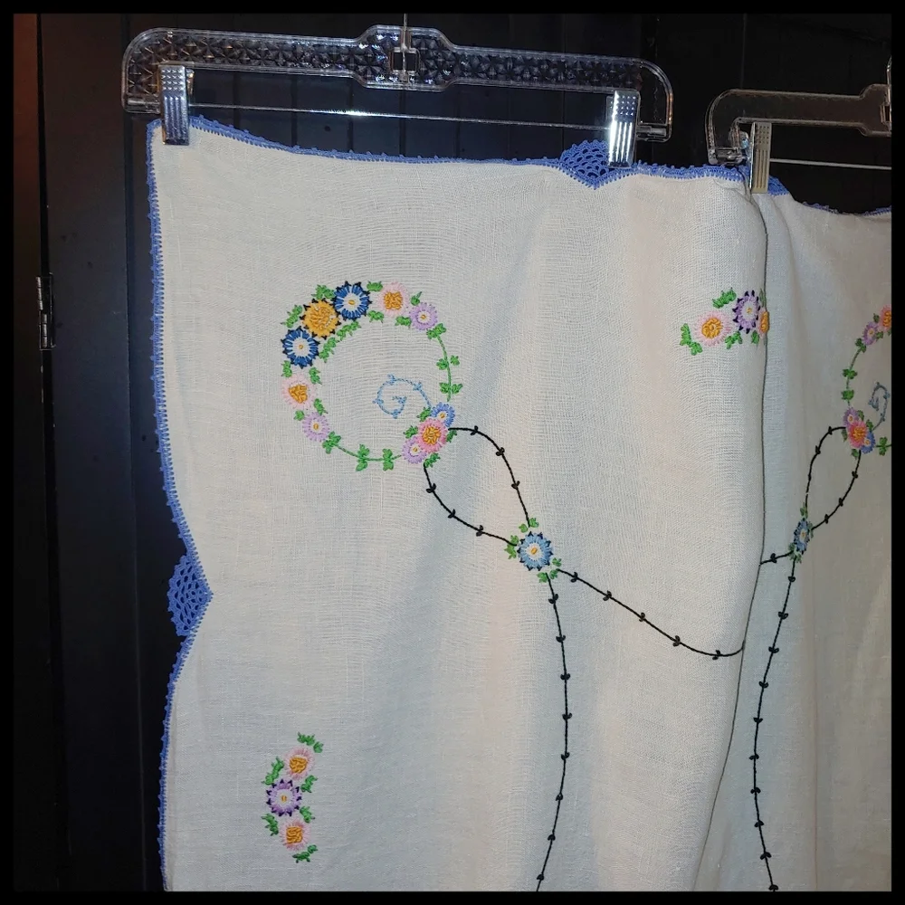 Vintage Embroidered Linen Table Cloth and Napkin Set